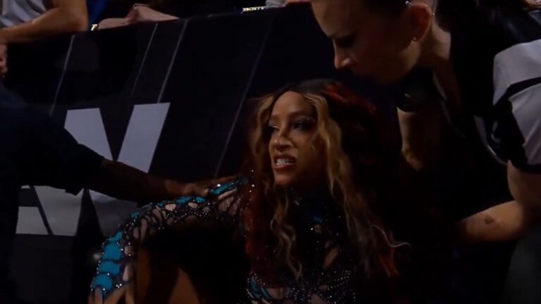 Mercedes Mone is involved in a huge fight during Aew Beach Break 2025; Safety intervenes 16 7fd47 17472738542384 1920