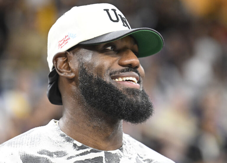 NBA fans react when LeBron James has golf swing tips since 13,937,574 $ half play against Warriors 19 27238451 1759718403