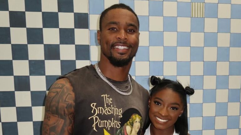 Simone Biles puts throughout the black dress while husband Jonathan Owens Rocks Versace T -shirt for Special Appointment Night 14 3c322 17595473118504 1920