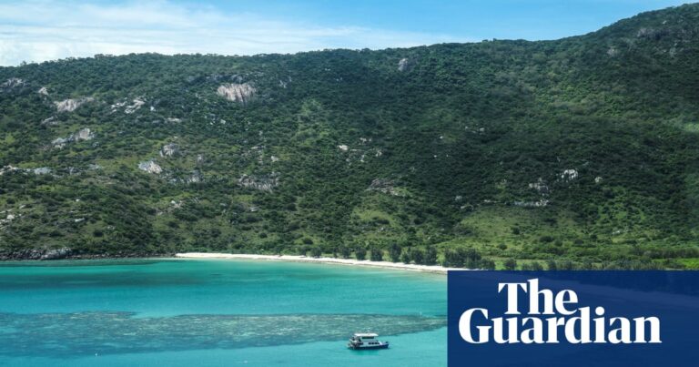 Passengers on a trip to the surface of the damaged road after destroying the Lizard Island Death of 80 | Queensland 11 4235