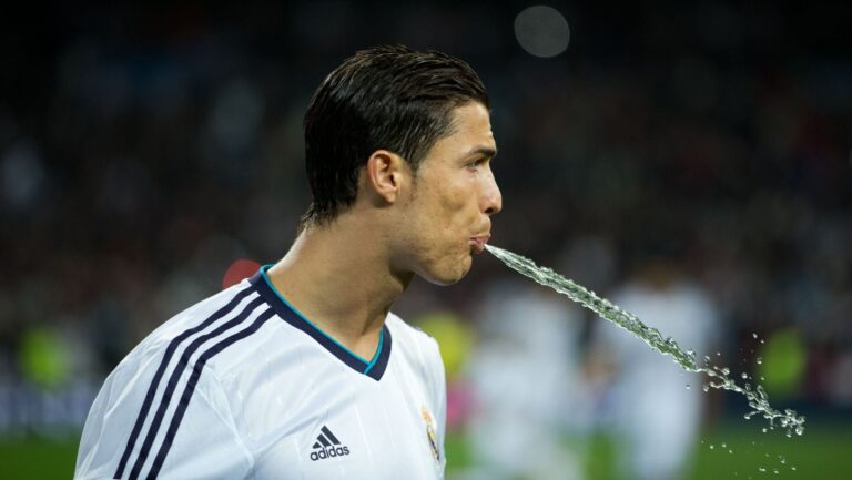 Why do Cristiano Ronaldo and other athletes rinse their mouths with water instead of drinking it during matches? Scientific explanation revealed 3 1ed91 17645871266997 1920